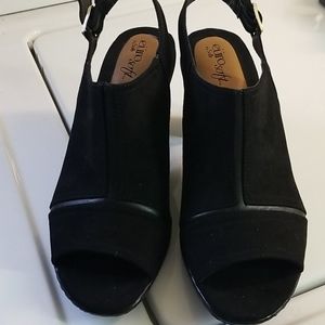 NWOT Black heeled sandal